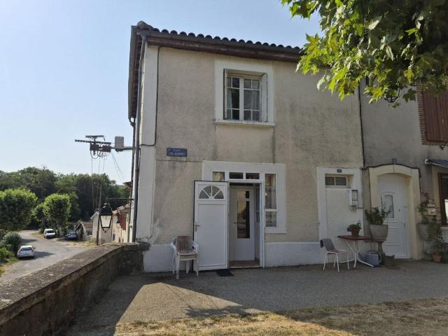 À vendre, Trie sur Baïse Hautes Pyrénées: Maison mitoyenne avec 2 chambres et un garage/atelier. Emplacement idéal et calme, tout en étant à quelques pas des commerces
