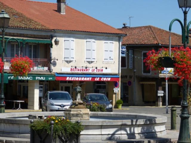 À vendre, Trie sur Baise Hautes Pyrénées: Maison d'angle et restaurant du 14ème siècle, sur la place d'une bastide, avec appartement de 3 chambres et grenier aménagée en Loft