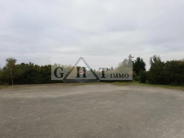 A VENDRE UN TERRAIN DE 4 500 M² A LINAS