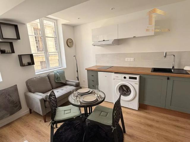 ? À VENDRE – Un grand studio meublé – Hyper centre rive droite