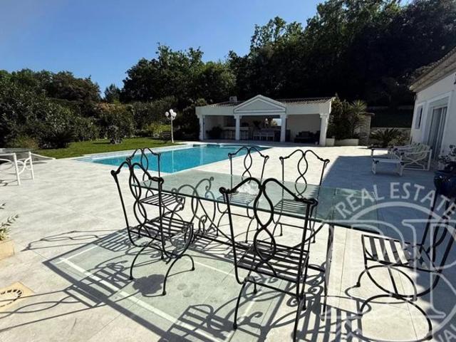 A vendre Vallauris maison de 280 m² sur le terrain de 2555 m² avec la piscine