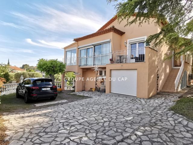 À VENDRE VILLA 5 CHAMBRES AVEC VUE MER PROCHE CENTRE VILLE AVEC PISCINE ET GARAGE DOUBLE, À SAINT AYGULF