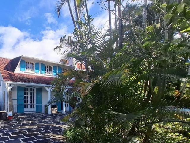 A VENDRE VILLA DE CHARME 5 pièces avec dépendance secteur Tampon 11eme km