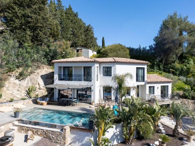 A vendre Villa 6 chambres Construction 2019 Vue panoramique ville et collines Super Cannes