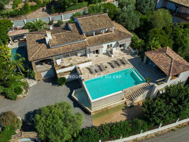 A VENDRE VILLA 6 CHAMBRES EN SUITE PISCINE POOL HOUSE VUE MER PANORAMIQUE SUR ST TROPEZ GARAGES ET PARKINGS