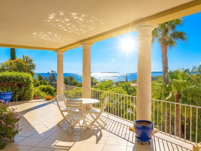 À VENDRE VILLA 6 PIÈCES 4 CHAMBRES PISCINE GARAGE VUE MER EXPOSÉE SUD COMMERCES ET MER À PIED