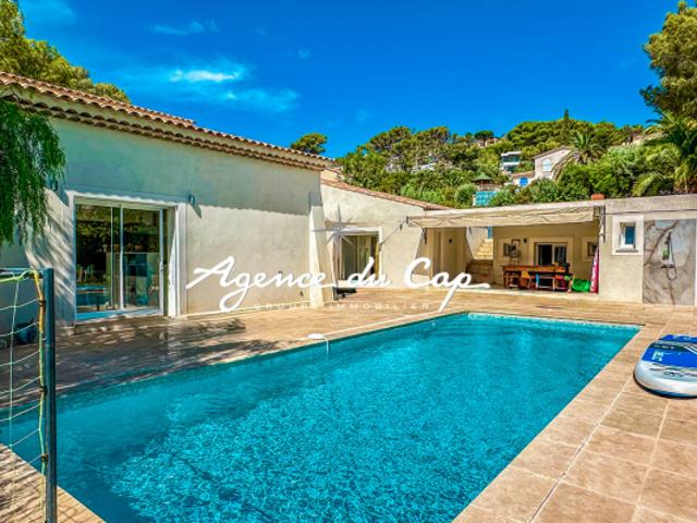 A VENDRE VILLA 6 PIECES 240M2 AVEC PISCINE LES ISSAMBRES A PIED DES PLAGES ET DES COMMERCES