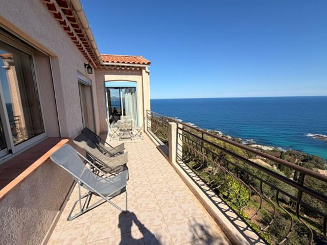 A VENDRE VILLA 2 APPARTEMENTS DE 3 PIECES VUE MER PANORAMIQUE PARKINGS ET PISCINE AUX ISSAMBRES