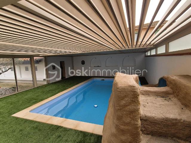 A VENDRE VILLA 3 FACES DE 155M² SUR TERRAIN DE 446M² ANGLE DE RUE CINQ CHAMBRES DEUX GARAGES CAVE PISCINE ET SA PERGOLA CLIMATISATION REVERSIBLE PROCHE DES COMMERCES ET DES PLAGES