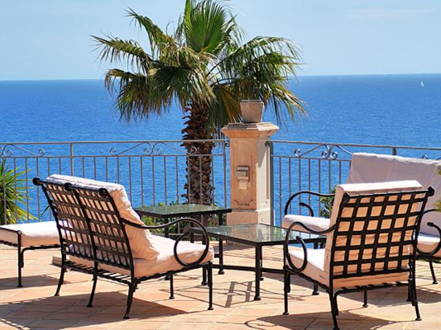 A VENDRE VILLA TRES BELLE VUE MER 5 CHAMBRES ET BUREAU PISCINE GARAGE DOUBLE PLAGES ET COMMERCES A PIED, AUX ISSAMBRES