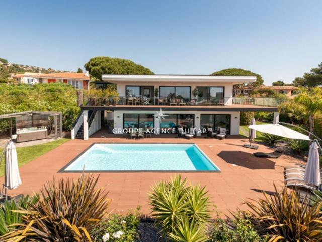 A VENDRE VILLA VUE MER AUX ISSAMBRES 6 PIECES CHAMBRES EN SUITE PISCINE GARAGE A PIED DES PLAGES