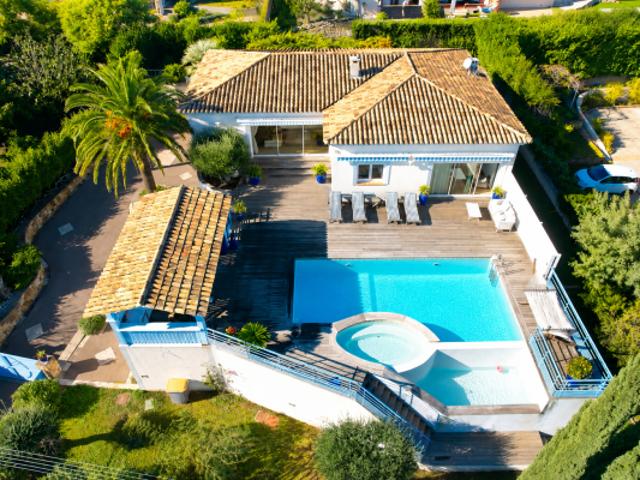 A VENDRE VILLA VUE MER AVEC 3 CHAMBRES ET PISCINE A SAINT AYGULF