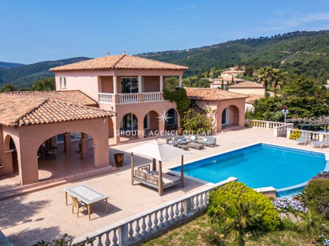 A VENDRE VILLA VUE MER PANORAMIQUE DE 220M2 AUX ISSAMBRES AVEC GARAGE ET PISCINE