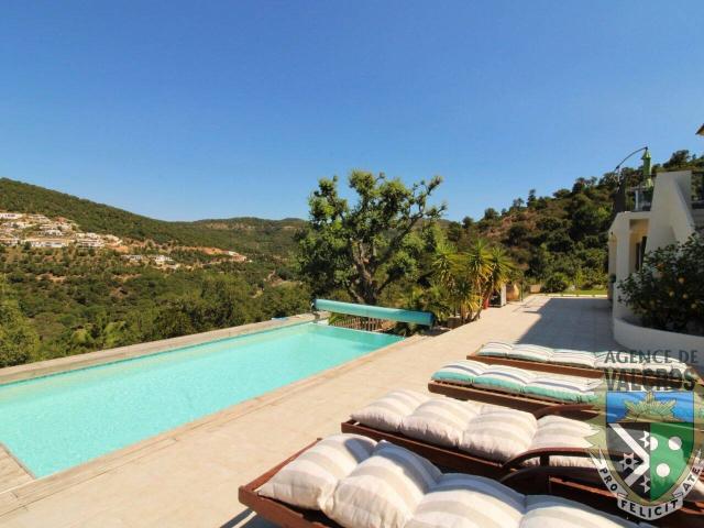 A VENDRE VILLA AVEC PISCINE GRANDE TERRASSE SUR LE GOLF DE V