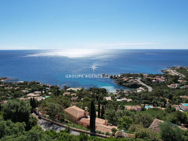 A VENDRE VILLA 'BEAUMONT' 4 CHAMBRES 2 APPARTEMENTS PISCINE PARKINGS AUX ISSAMBRES