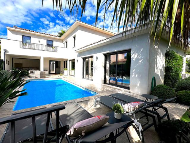 À VENDRE VILLA CONTEMPORAINE AVEC DOUBLE GARAGE PISCINE CUISINE EXTÉRIEURE, SAINTE MAXIME