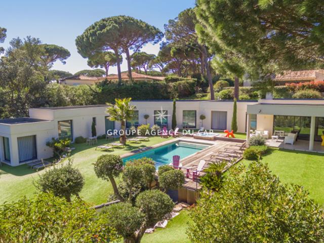 À VENDRE VILLA CONTEMPORAINE VUE MER DE PLAIN PIED TERRAIN PLAT PISCINE ET JACUZZI SALLE DE SPORT ET DOUBLE GARAGE, À GRIMAUD À PIEDS DES PLAGES