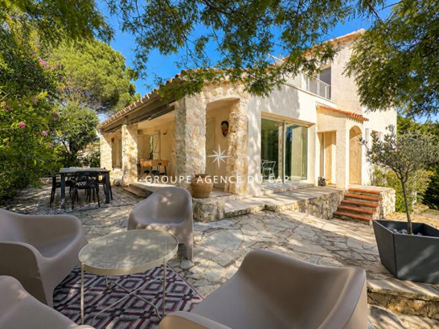 À VENDRE VILLA DE 140M², 7PIÈCES COMPRENANT 5 CHAMBRES AVEC PISCINE, SITUÉE AUX ISSAMBRES