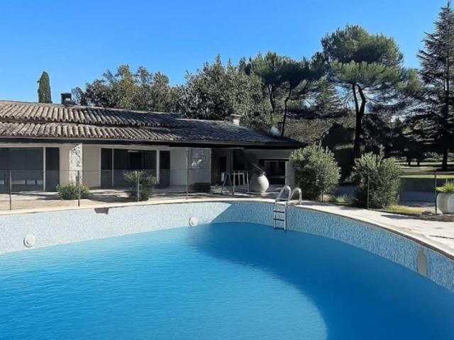 A vendre Villa de caractère en pierre avec vaste terrain, au.