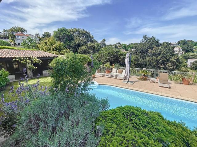 À VENDRE Villa de charme avec vue mer, piscine chauffée et