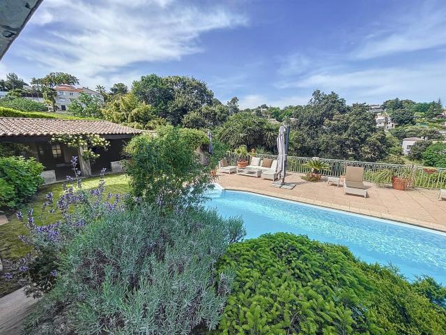 À VENDRE Villa de charme avec vue mer, piscine chauffée et 6. 250m² Antibes