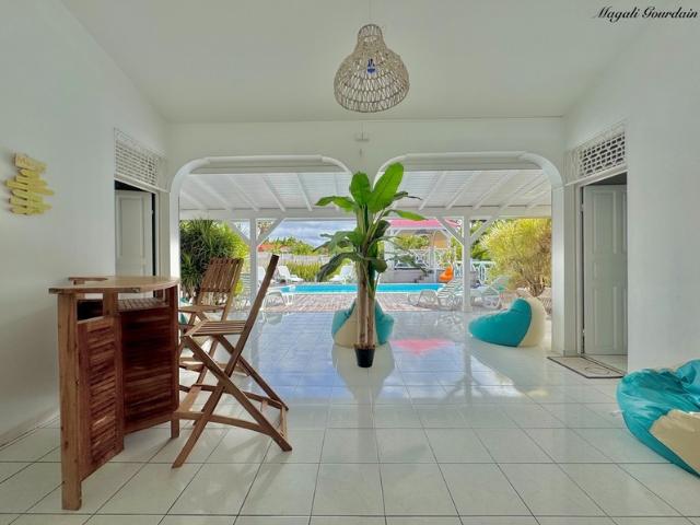 À VENDRE – VILLA DE CHARME AVEC PISCINE & ANNEXES – SAINT FRANÇOIS
