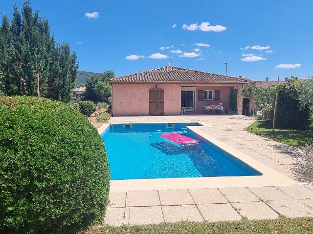 À vendre: Villa de plein pied avec piscine à deux pas du la. 92m² Octon