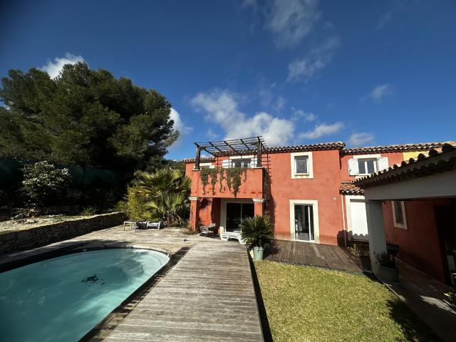 À VENDRE Villa familiale avec piscine et garage à Bandol Quartier résidentiel recherché