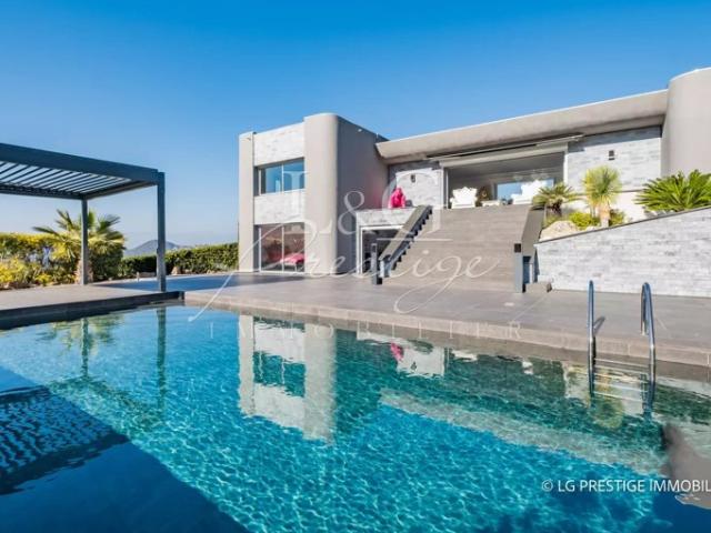 À Vendre Villa Fréjus avec Piscine, 8 Pièces, 350m²