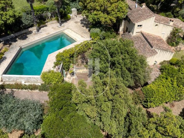 A vendre, Villa Provencale a raffraichir a deux pas de Grima. 180m² Grimaud