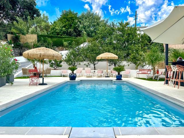 À Vendre Villa Proche Mer Avec 5 Chambres En Suite Piscine P. 180m² Saint Aygulf