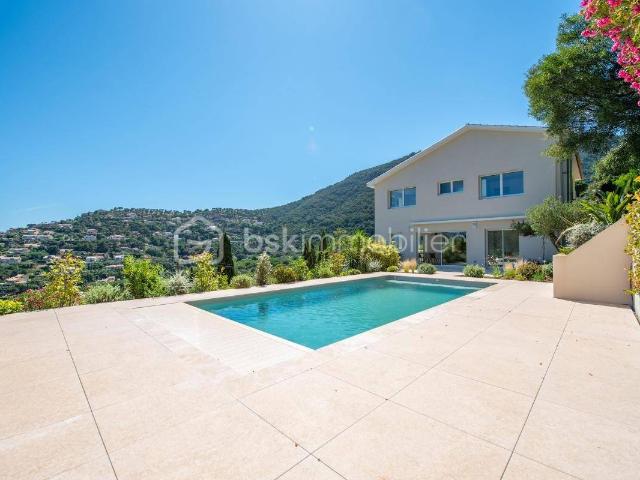 A VENDRE Villa rénovée avec vue mer à Cavalaire sur Mer Golfe d