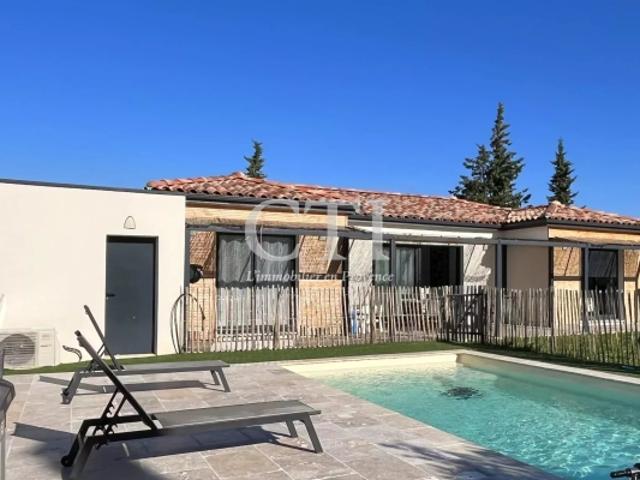 A vendre, Villa récente de plain pied avec terrain paysagé et piscine