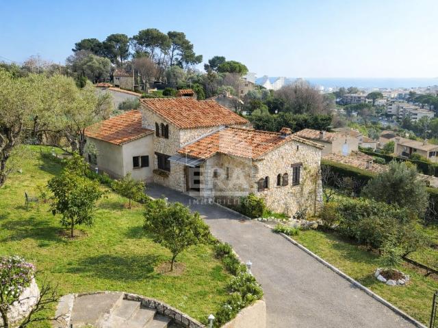A VENDRE: VILLENEUVE LOUBET, maison de caractère et son jardin unique, vue mer