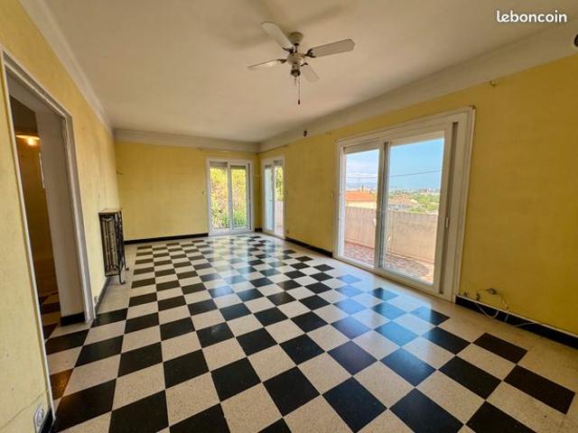 A vendre à Mandelieu 2p à rénover avec balcon vue dégagée mer