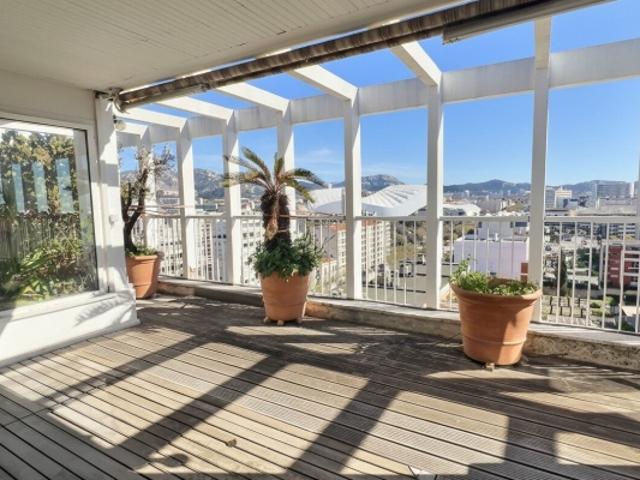 A Vendre à Marseille 13008 un superbe appartement de pièces avec terrasse de 50 m² et vue panoramique sur Marseille 8 ème
