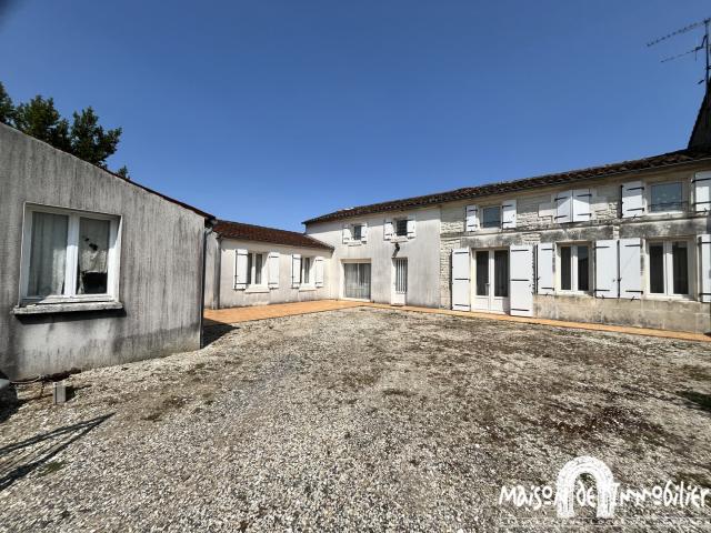 A vendre à MERPINS Charente Maison familiale 7 pièces 162m2