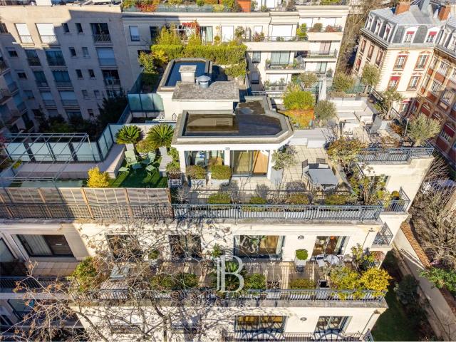 A vendre à Neuilly sur Seine Inkermann Duplex avec terrasses 2 chambres et bureau