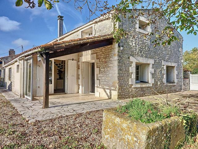 A vendre à Nieulle sur Seudre, maison charentaise typique, 133