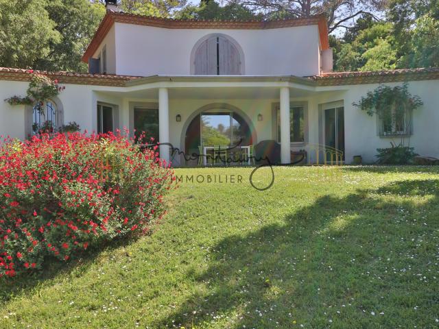 A VENDRE A NIMES Superbe villa 220 m2 sur parc paysager avec piscine à 10 mn du centre ville à pied
