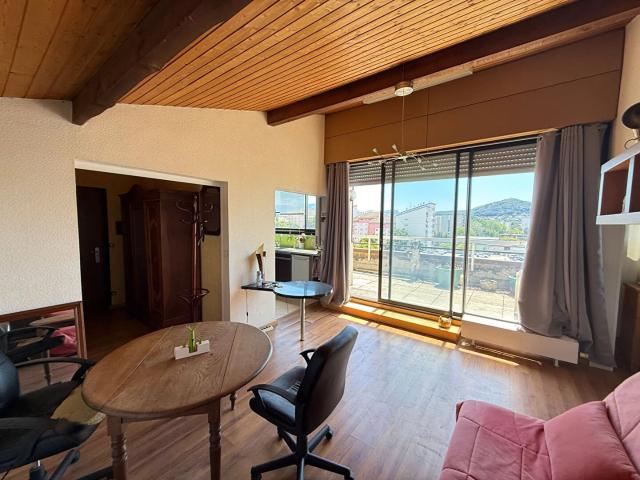 A vendre à ANNEMASSE, grand T2 en attique exposé sud avec vue Mo