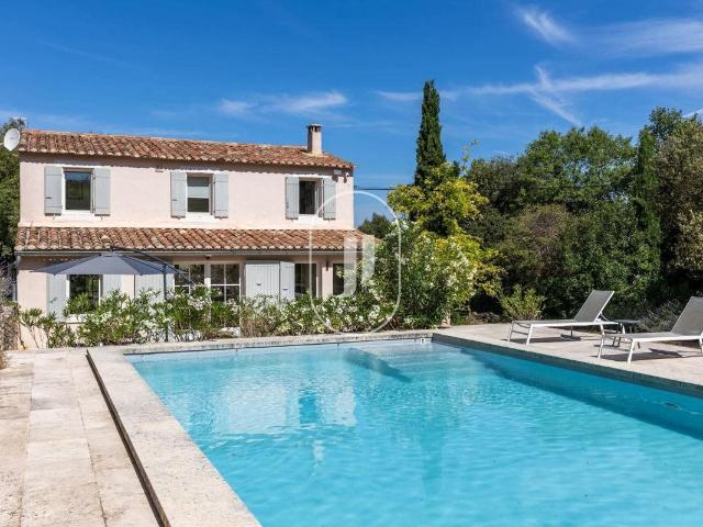 À vendre à Bonnieux, villa avec piscine et vue Mont Ventoux 163m² Bonnieux