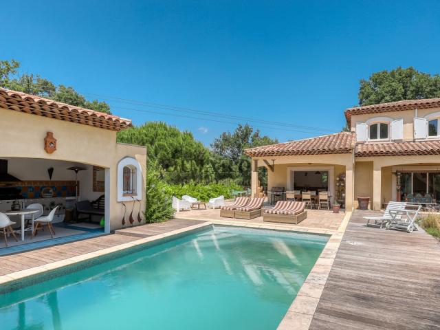 À Vendre À Bormes Les Mimosas: Bastide À Fort Potentiel 330m² Bormes les Mimosas