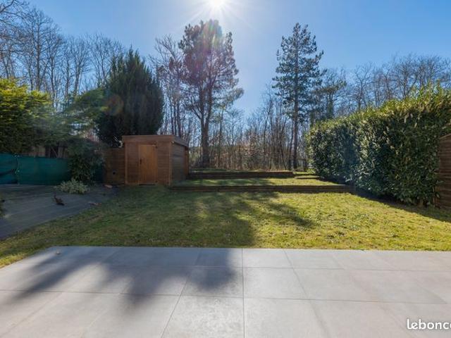 A vendre à Brette les Pins: Maison spacieuse avec 4 Chambres, décoration moderne et accès direct à la forêt