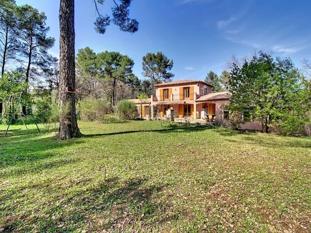 A VENDRE A CALLAS MAISON de type T6/7 de 170m² environ sur. 170m² Callas