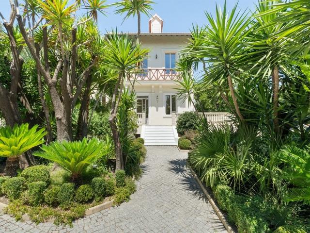 À vendre à Cannes centre, villa de caractère avec maison d?a. 579m² Cannes
