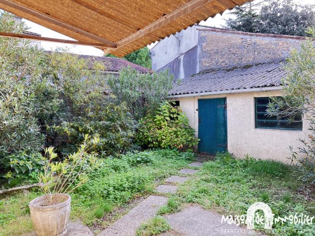 A vendre à CHATEAUBERNARD Maison de 5 pièces 111m2 Jardin et grande dépendance