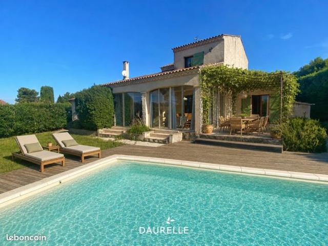 A vendre à CHÂTEAURENARD, villa avec 4 chambres, piscine, garage et jardin