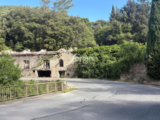 A vendre à Claviers Ancien moulin à rénover 7.400 m2 terrain