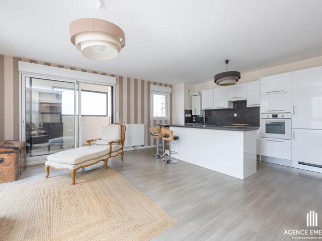 A vendre à Dinard, Appartement T4 avec balcon, garage, parking et cave, à deux pas des commerces et des plages